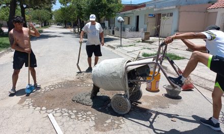 Vecinos arreglan baches en el Bv. Julio Taborda Vocos del barrio IPV